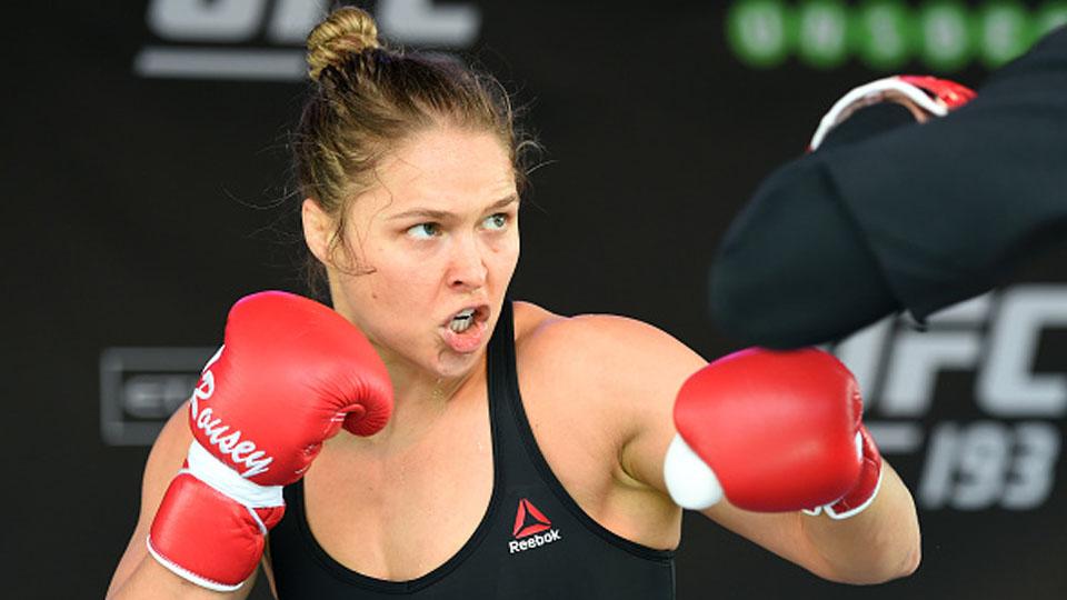 Ronda%20Rousey%20saat%20menjalani%20latihan.